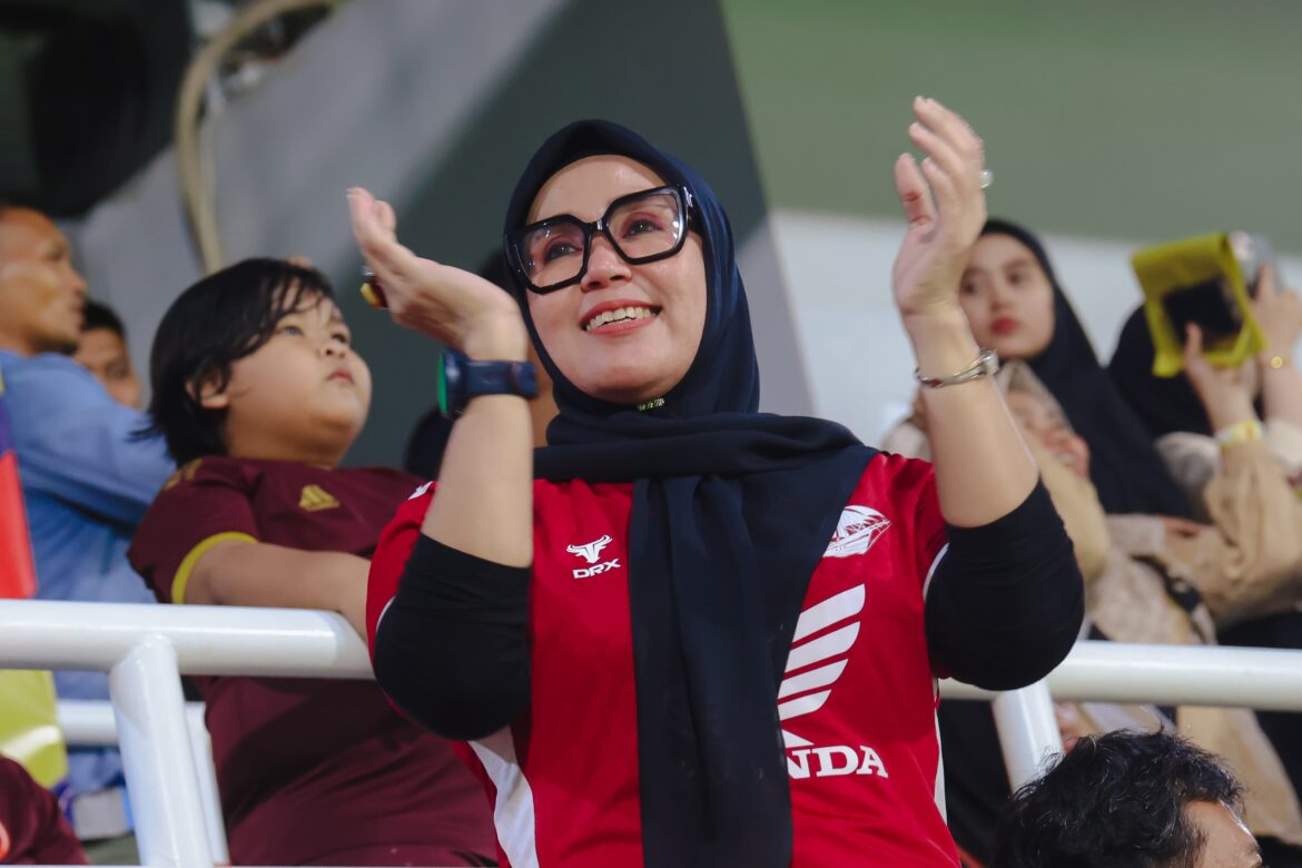 Ketegangan dan Kegembiraan: Bupati Barru Saksikan Langsung Laga Dramatis PSM vs Con An Hanoi