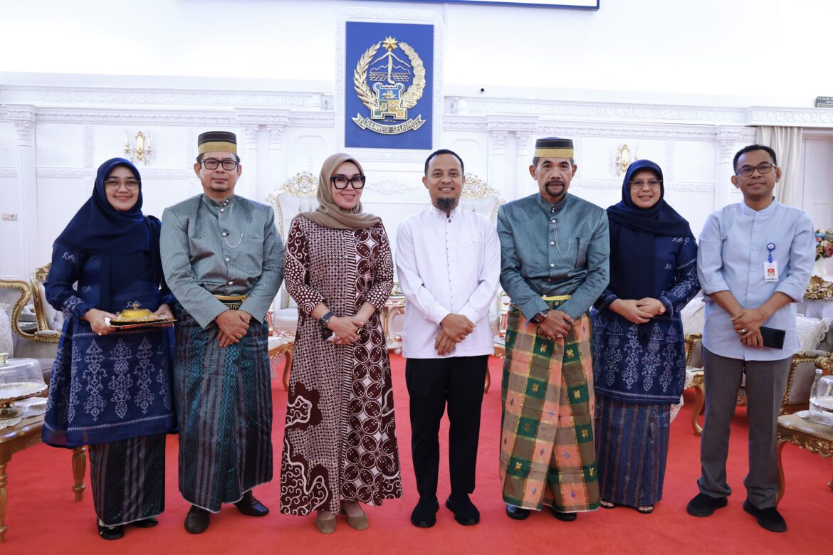 Bupati Barru Serahkan Langsung Undangan HUT ke-65 ke Gubernur Sulsel