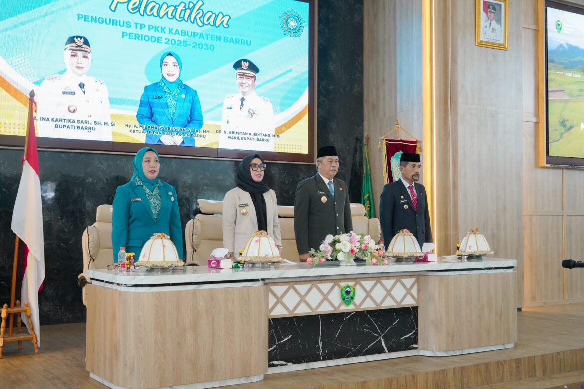 Pelantikan Tiga Organisasi Perempuan di Barru, Bupati A. Ina: Jangan Hanya Ramai Saat Arisan