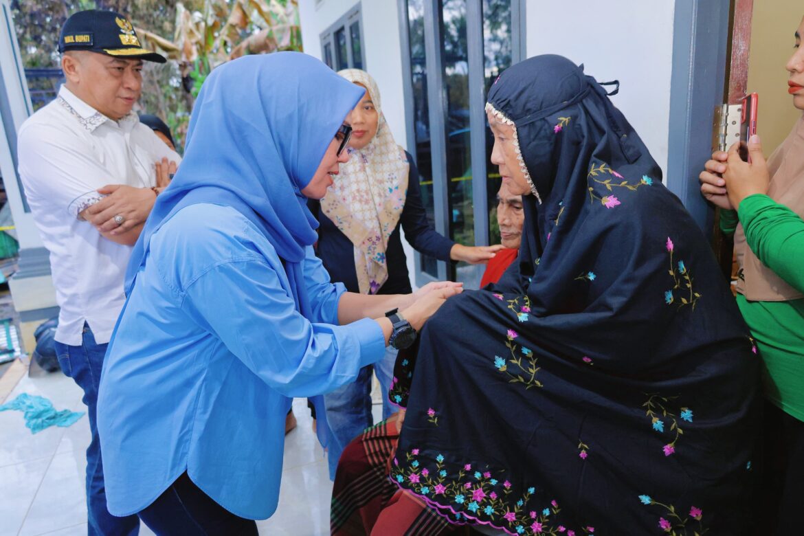 Tunjukkan Kepedulian, Bupati Barru Bersama Rombongan Sapa dan Bantu Korban Kebakaran