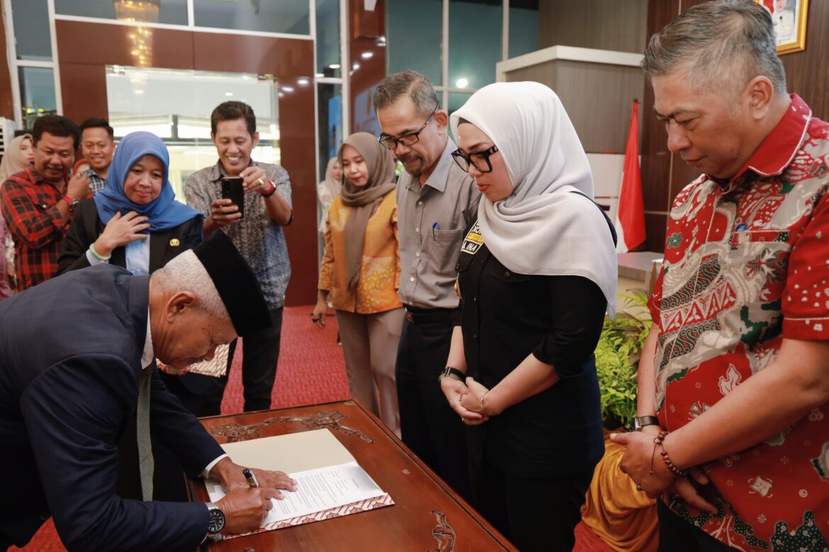 SK Kepala Pasar Diserahkan, Bupati Ina: Jadilah Penyejuk dan Pemersatu di Tengah Masyarakat