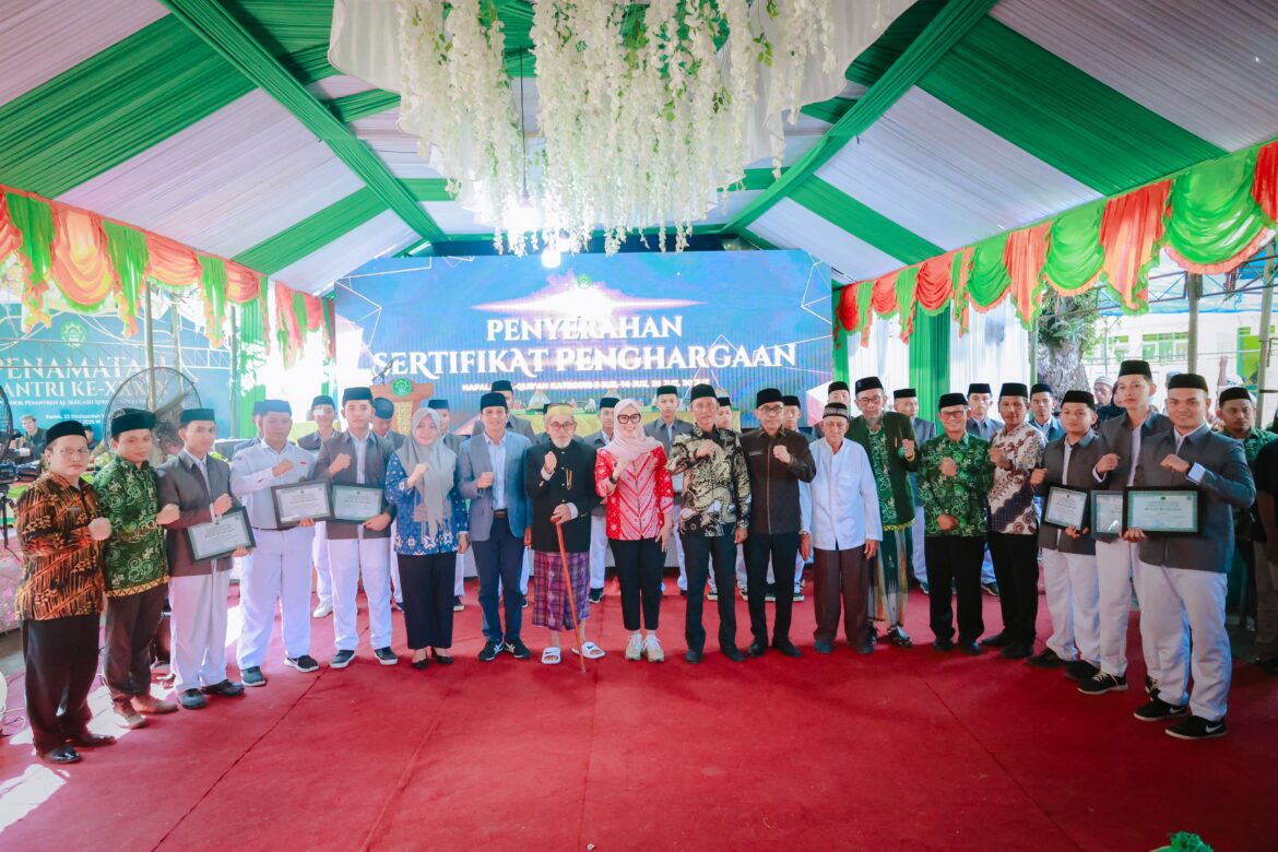 Bupati Barru Hadiri Penamatan 389 Santri Ponpes DDI Takkalasi Tahun 2025