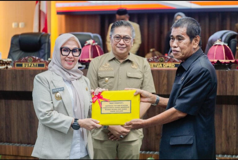 Bupati Barru Serahkan Ranperda RPJMD 2025–2029 ke DPRD untuk Dibahas Lebih Lanjut