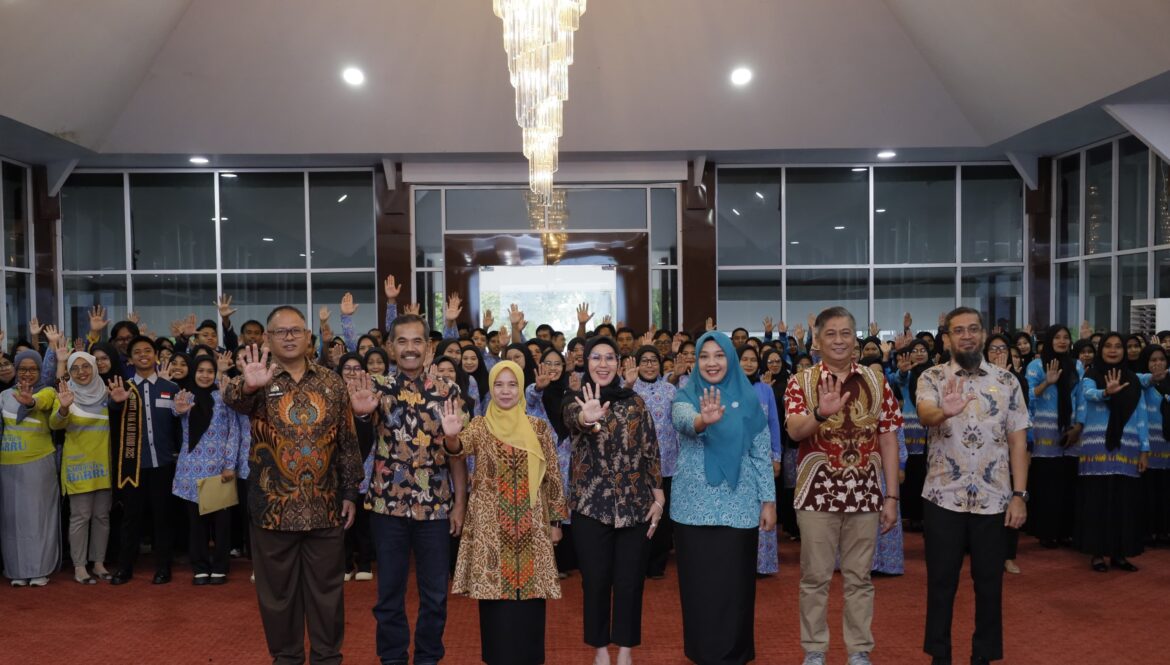 Bupati Barru Tegaskan Dukungan Pemda terhadap Peran Ganda Perempuan dalam Apel Harganas ke-32