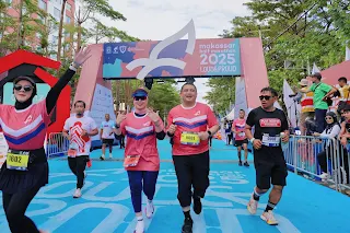 Bupati Barru Andi Ina Kartika Sari Ikut Ambil Bagian dalam Makassar Half Marathon 2025