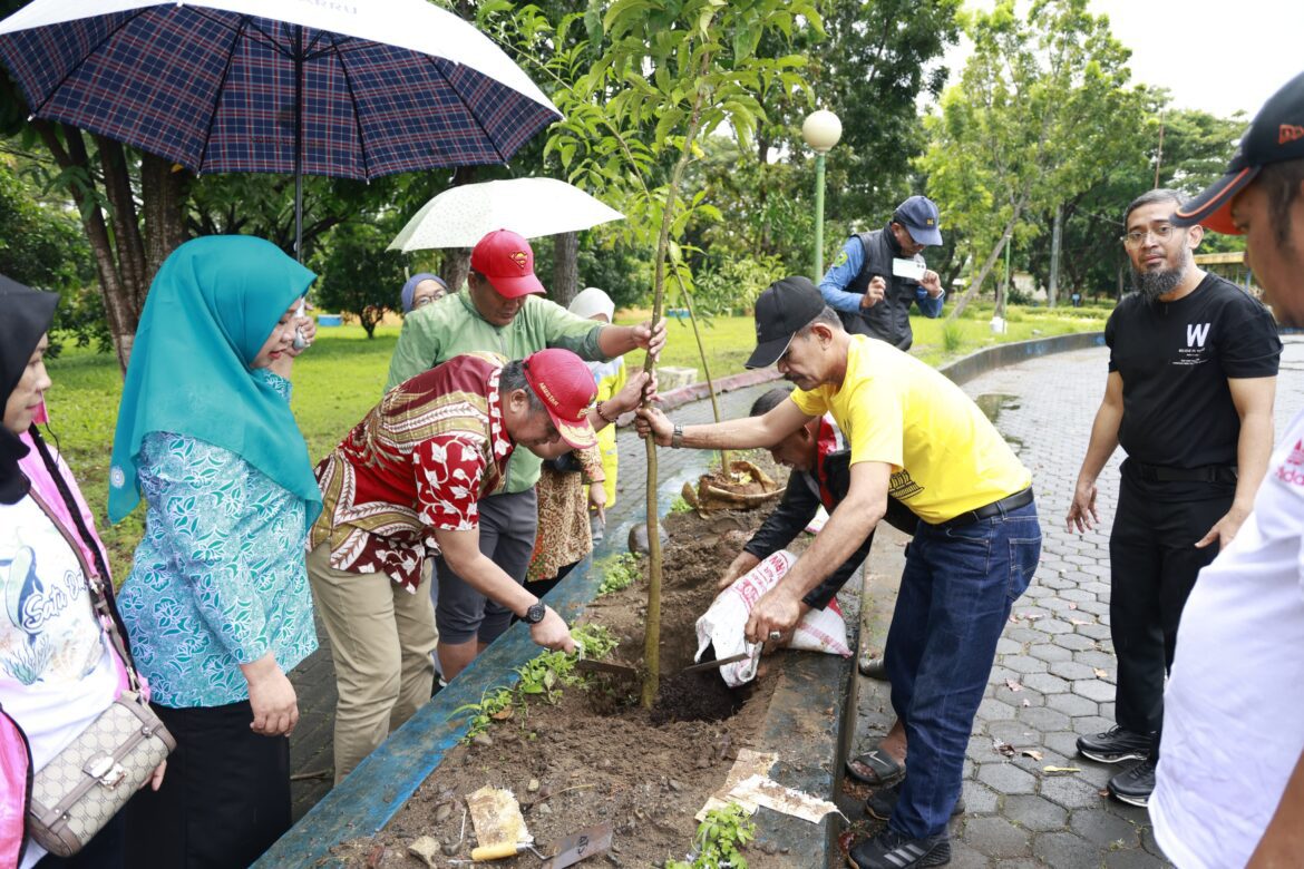 Pemkab Barru Hijaukan Alun-Alun Colliq Pujie, Wabup Pimpin Langsung Aksi Tanam Pohon