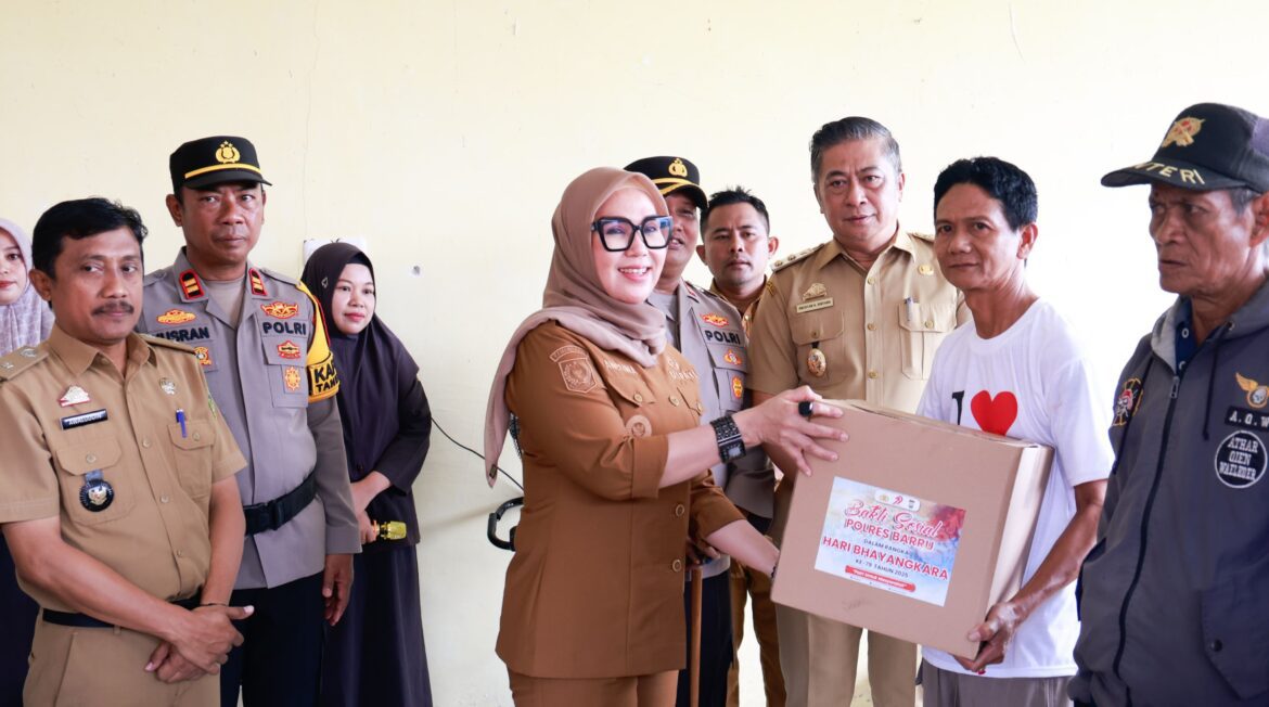Peringati HUT Bhayangkara ke-79, Polres Barru Gelar Bakti Sosial di Desa Lipukasi