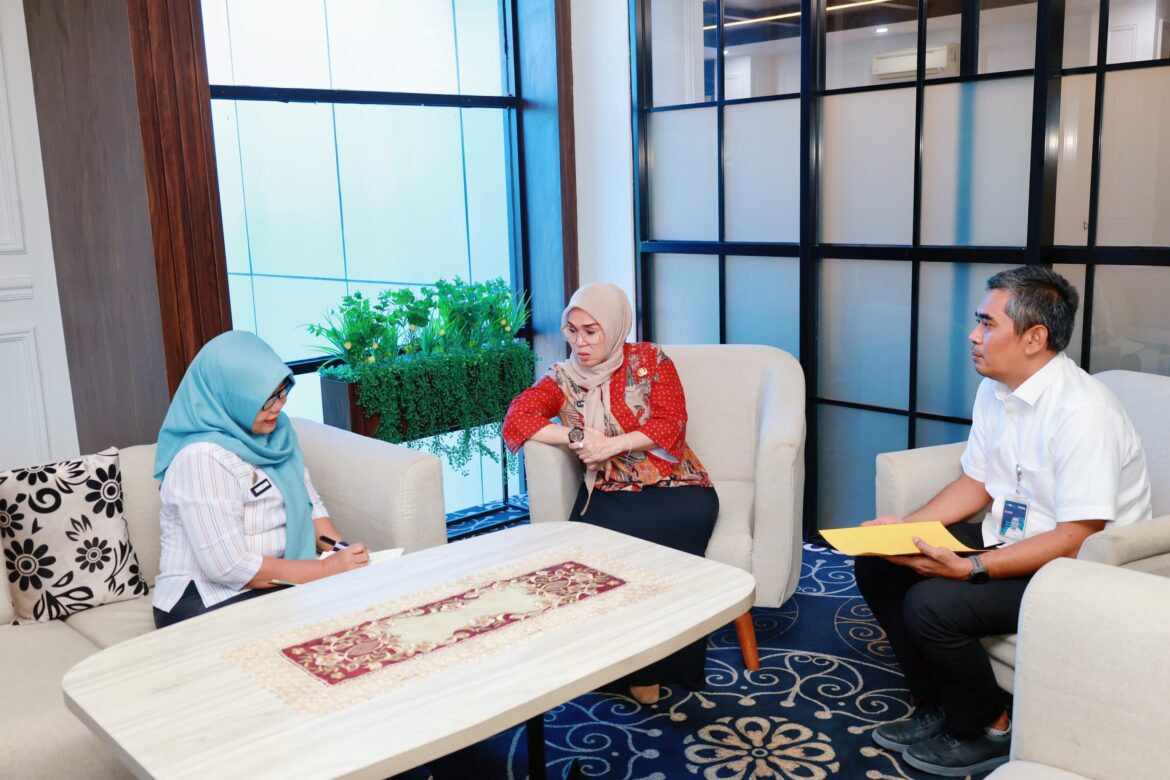 Bupati Barru dan Bulog Salurkan Bantuan Pangan