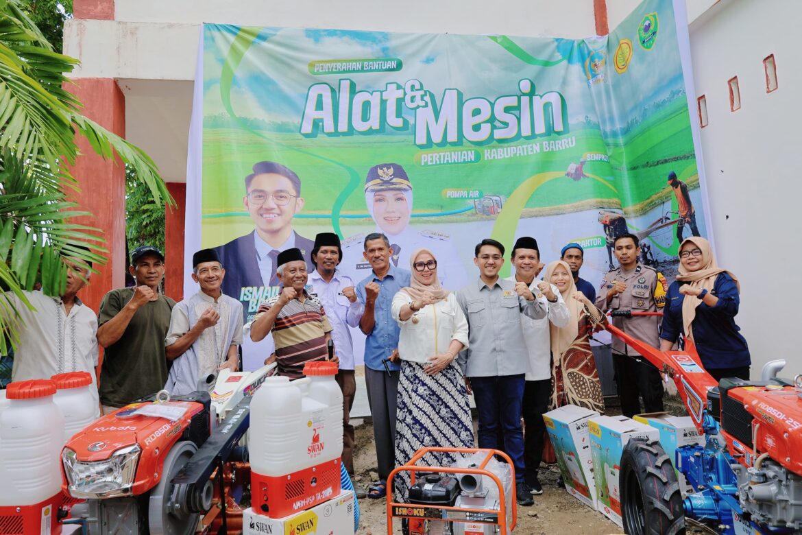 Bupati Barru Serahkan Alsintan dan Beasiswa PIP, Dorong Produktivitas Petani dan Akses Pendidikan