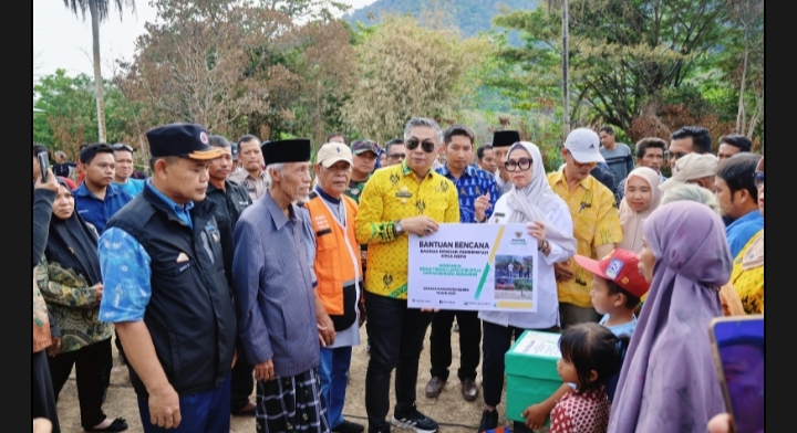 Bupati Barru Tinjau Lokasi Kebakaran di Desa Nepo, Serahkan Bantuan untuk Korban