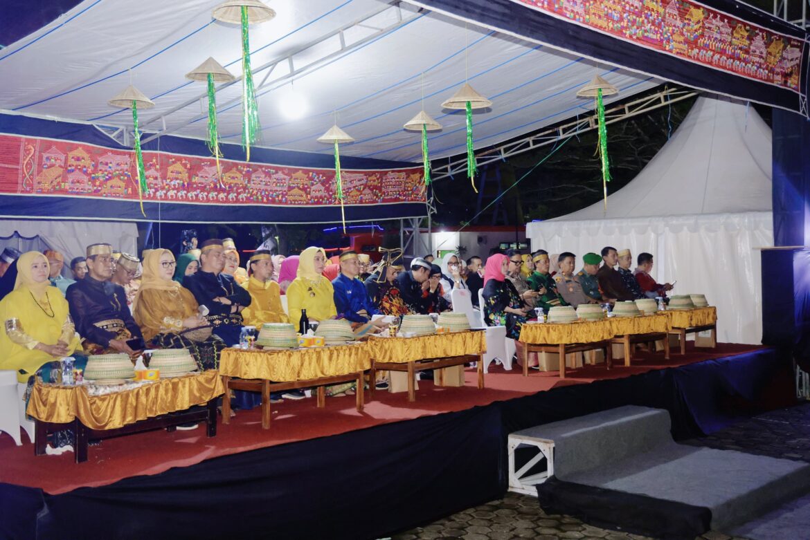Barru Kukuhkan Jati Diri Budaya: Festival Toberu XIV dan Lontara VI Resmi Dibuka Bupati Andi Ina