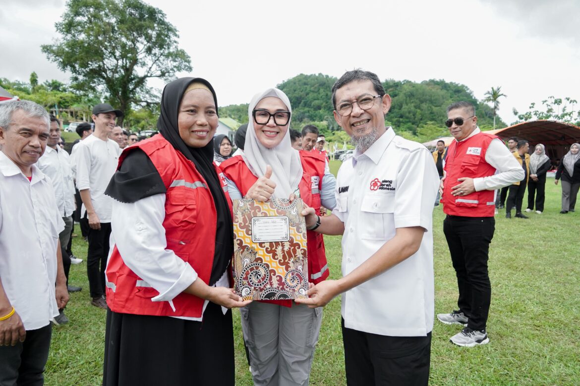 Bupati Andi Ina Lantik Pengurus PMI Kecamatan se-Barru, Tegaskan Tugas Kemanusiaan Bukan Sekadar Donor Darah