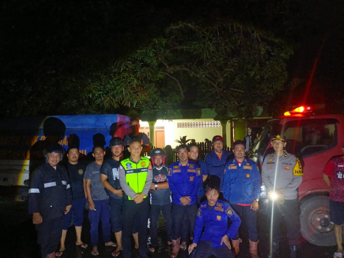 ​Respon Cepat Damkar dan Piket Fungsi Polres Barru Atasi Kebakaran Rumah di Jl. Andi Abd Kadir