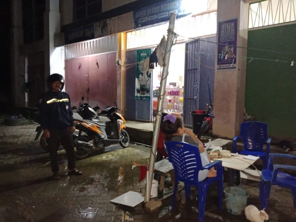 Menjaga Lelap dalam Dialog, Cara Hangat Polsek Pujananting Jaga Keamanan Pasar Doi-Doi di Tengah Malam