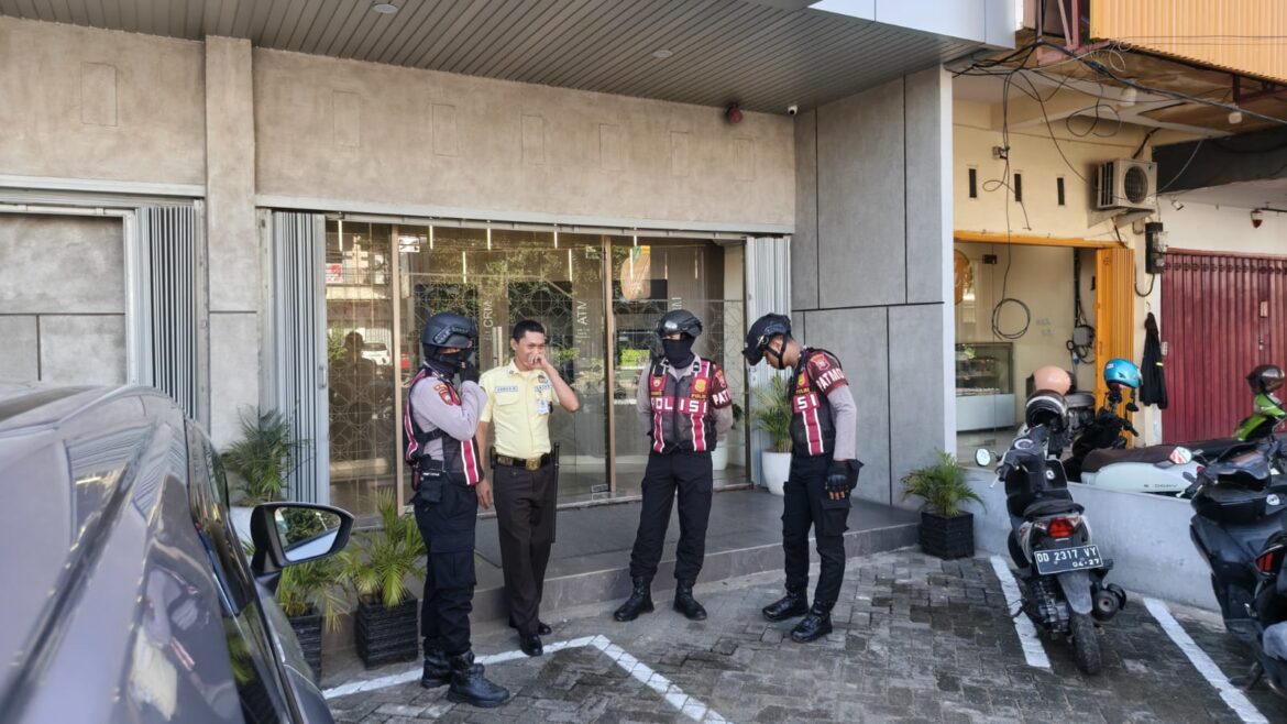 ​Hadir di Tengah Masyarakat, Personel Samapta Polres Barru Sambangi Pusat Keramaian dan UMKM