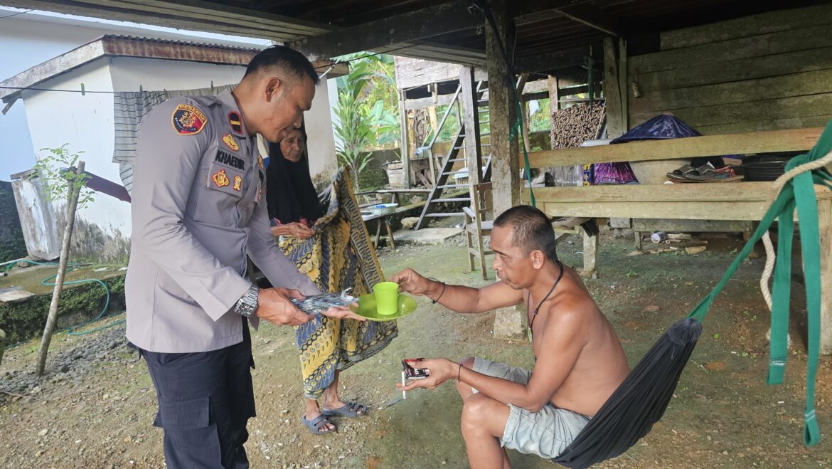 ​Sentuhan Kemanusiaan Polri, Wakapolsek Pujananting Sambangi Rumah ODGJ Pastikan Pengobatan Rutin