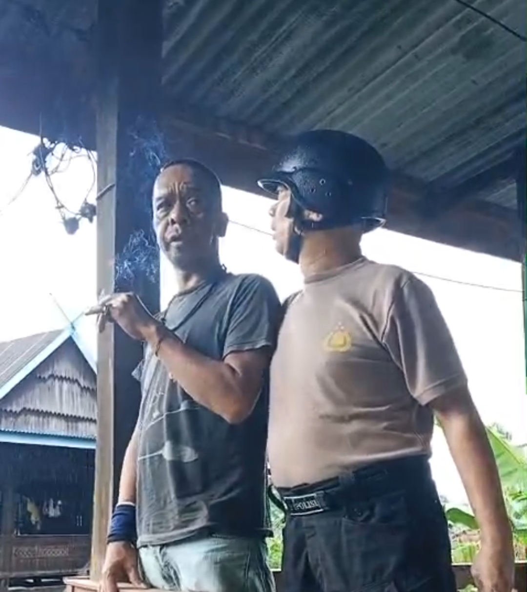 Bantu Ibu Lansia, Kapolsek Pujananting Datangi Rumah ODGJ untuk Pastikan Pengobatan Rutin