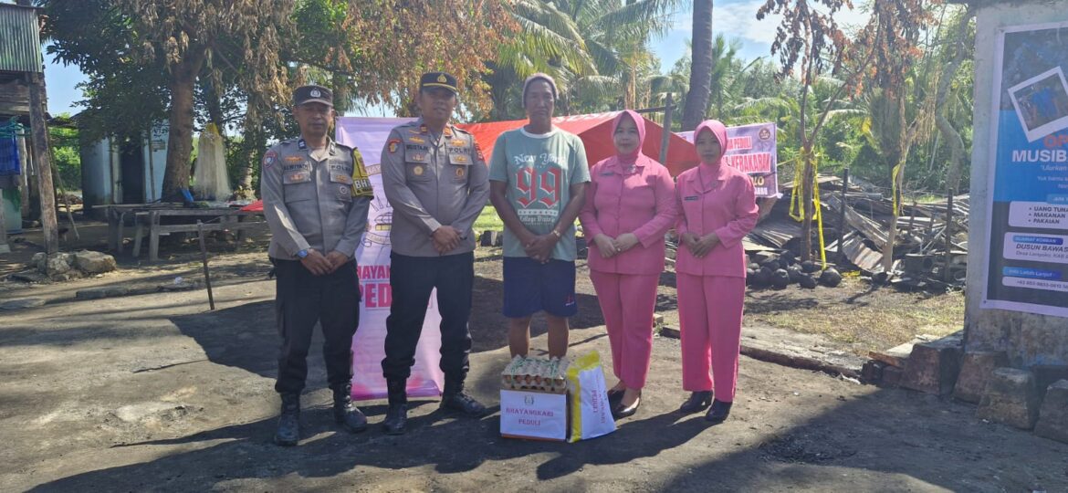 ​Ringankan Beban Sesama, Polsek dan Bhayangkari Balusu Sambangi Korban Kebakaran di Desa Lampoko