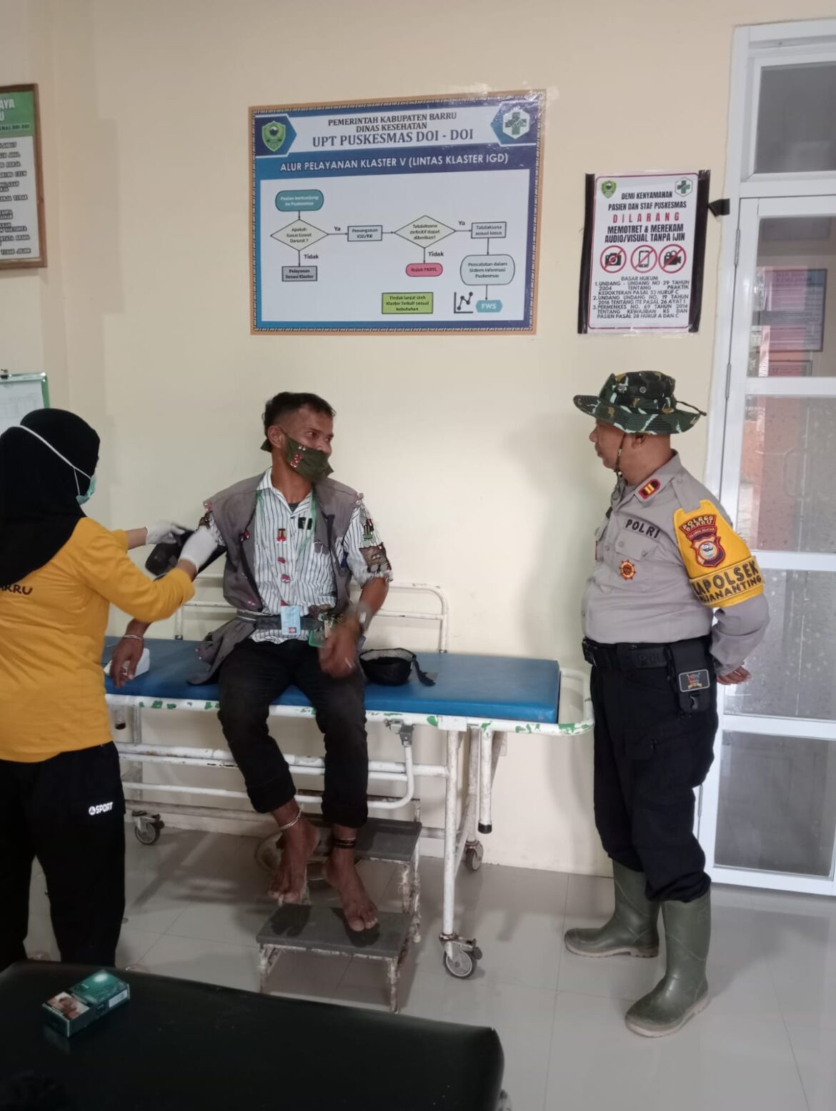 ​Sentuh Sisi Kemanusiaan, Kapolsek Pujananting Turun Langsung Urus Rujukan Puskesmas untuk Warga ODGJ