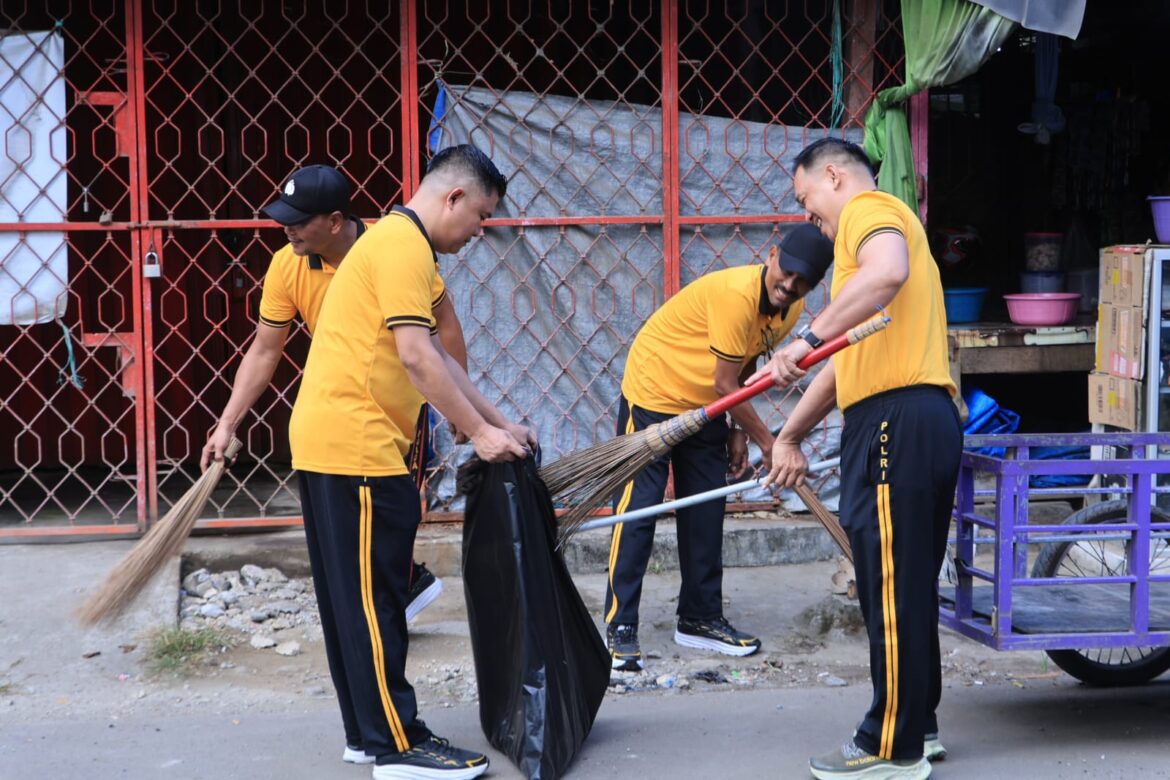 ​Bersih-Bersih Fasilitas Umum dan Masjid, Cara Jajaran Polres Barru Sambut Hari Bhayangkara ke-80