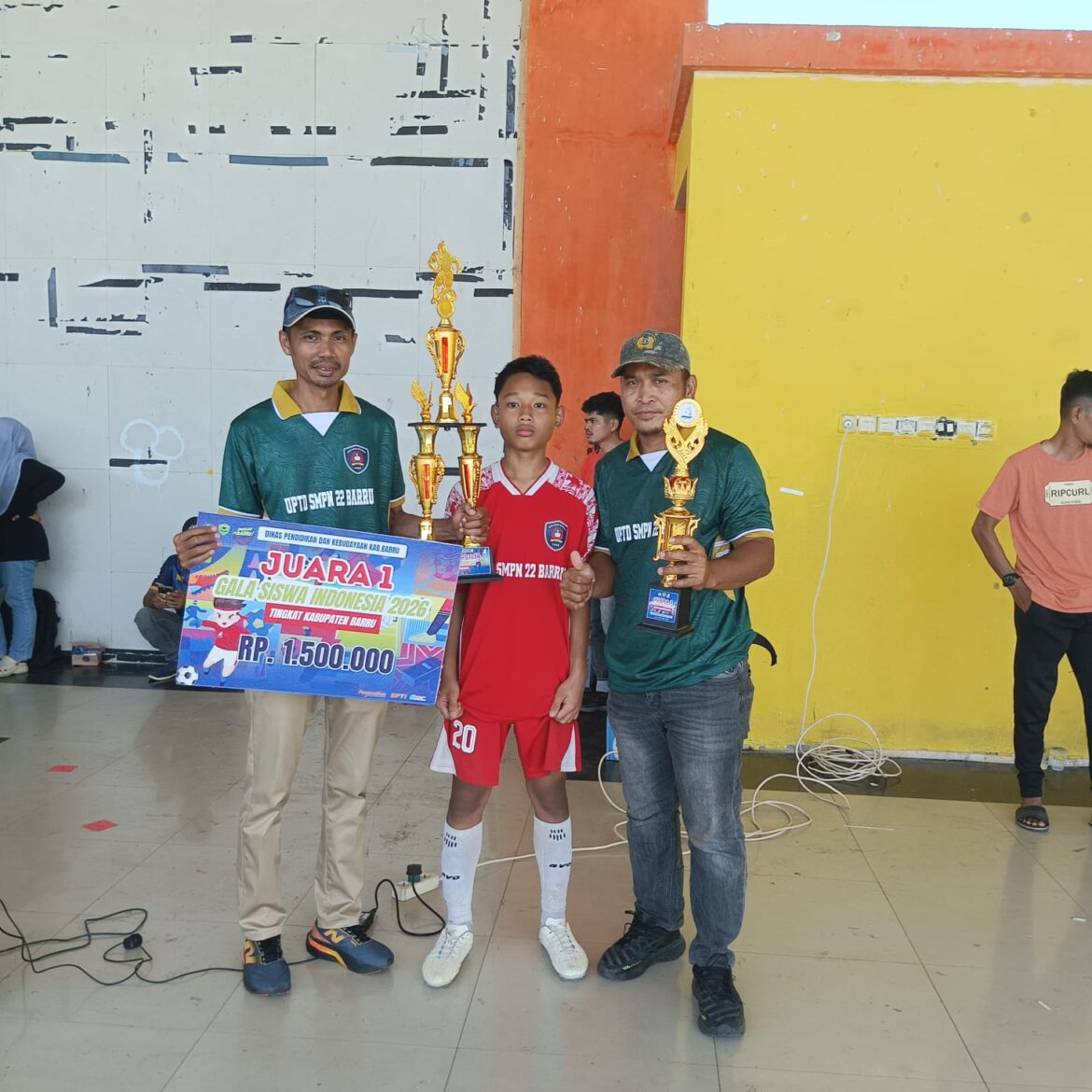 Sang Penjaga Gawang Jadi Pahlawan, UPTD SMPN 22 Barru Pertahankan Piala Bergilir GSI Kabupaten Barru